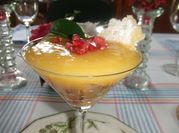 Una foto de postres en vasitos con granada