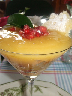 Una foto de Macedonia de frutas con curd de lima y limón y estrella de bizcocho (en copa)
