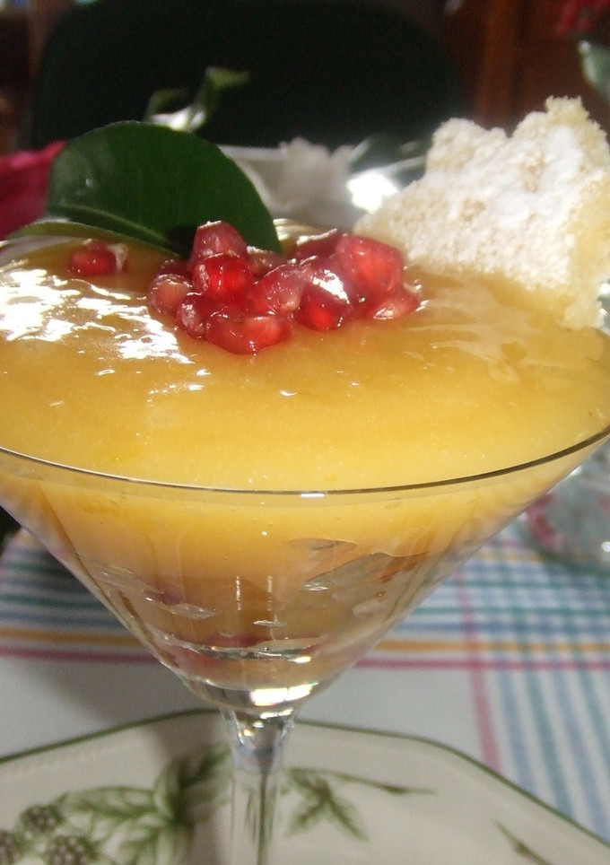 Una foto de Macedonia de frutas con curd de lima y limón y estrella de bizcocho (en copa)