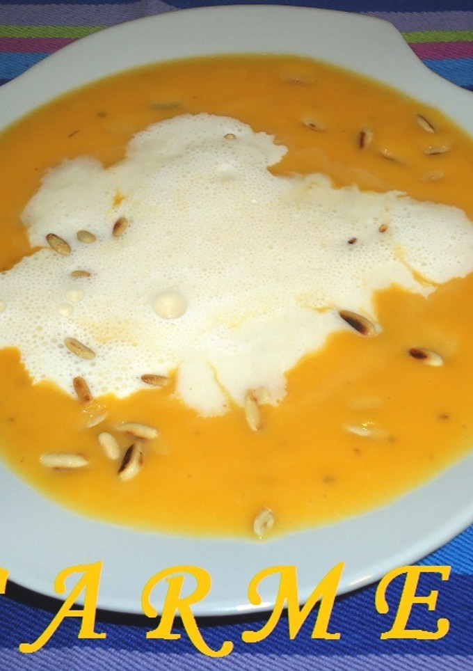 Una foto de Puré de calabaza y manzana con crema de melón