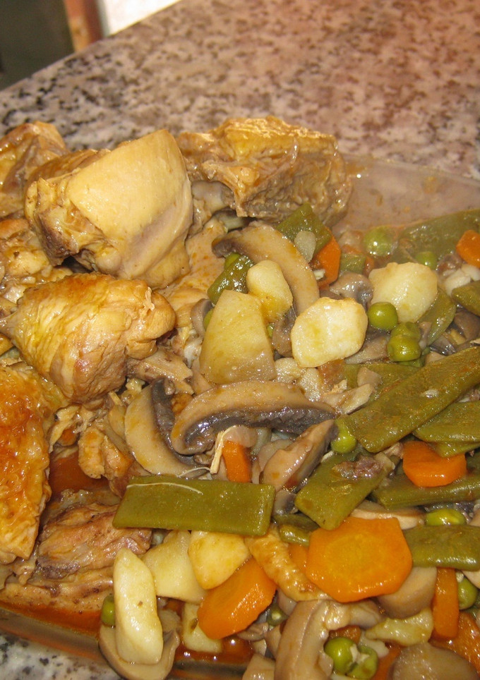 Una foto de Pollo a la jardinera