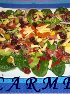 Una foto de Ensalada de espinacas y aguacate con virutas de jamón ibérico y queso
