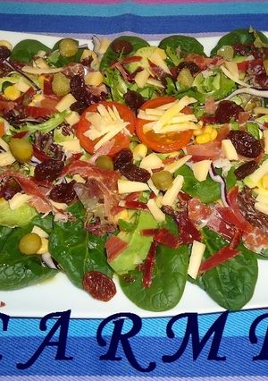 Una foto de Ensalada de espinacas y aguacate con virutas de jamón ibérico y queso