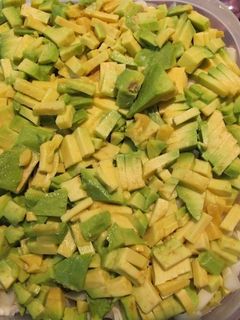 Una foto de Ensalada de lechuga, palmitos, manzana y palta