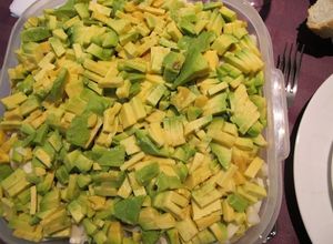 Una foto de Ensalada de lechuga, palmitos, manzana y palta