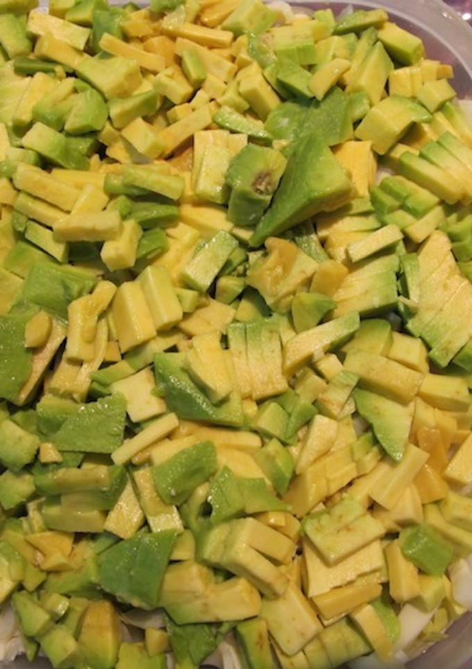 Una foto de Ensalada de lechuga, palmitos, manzana y palta
