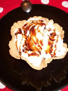 Una foto de Tulipas rellenas de crema, helado, nata y chocolate