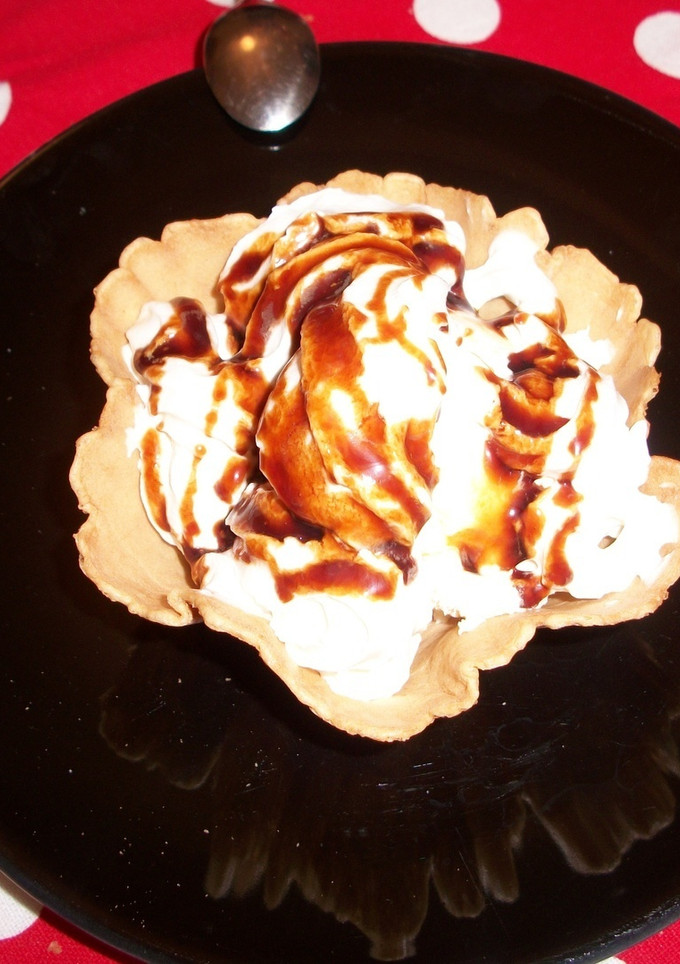 Una foto de Tulipas rellenas de crema, helado, nata y chocolate