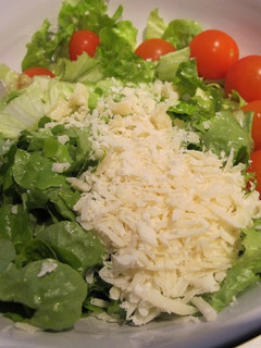 Una foto de Ensalada de lechuga, tomate y parmesano