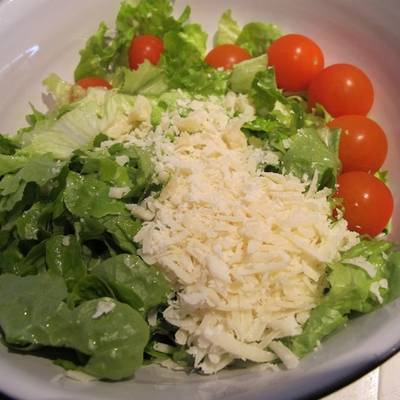 Ensalada de lechuga, tomate y parmesano Receta de Vilma Picapiedra- Cookpad