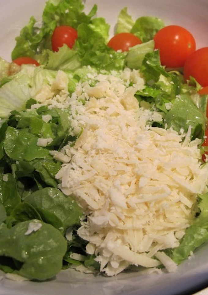 Una foto de Ensalada de lechuga, tomate y parmesano