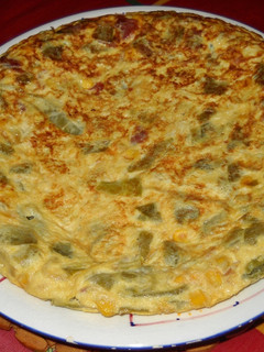 Una foto de Tortilla de judías verdes con maíz y jamón serrano