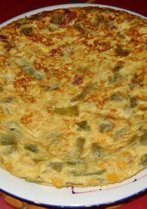 Una foto de Tortilla de judías verdes con maíz y jamón serrano