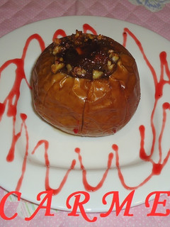 Una foto de Manzanas rellenas de cabello de ángel, nueces y pasas
