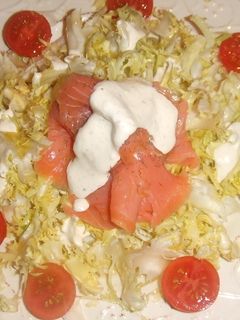 Una foto de Ensalada de escarola con salmón y salsa al eneldo