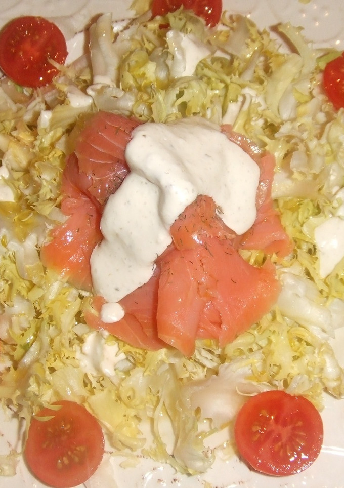 Una foto de Ensalada de escarola con salmón y salsa al eneldo
