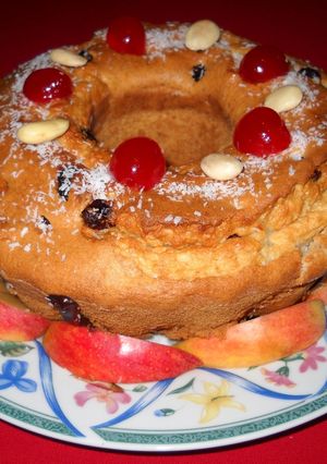 Una foto de Bizcocho de leche de coco, manzana y arándanos