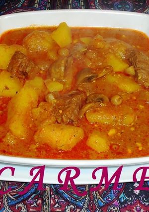 Una foto de Carne estofada con patatas y champiñones