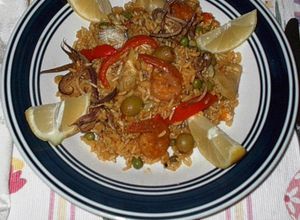 Una foto de Arroz integral orgánico con mariscos al txacolí