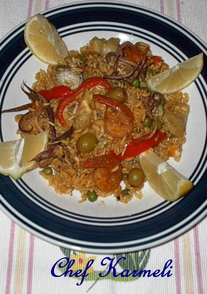 Una foto de Arroz integral orgánico con mariscos al txacolí