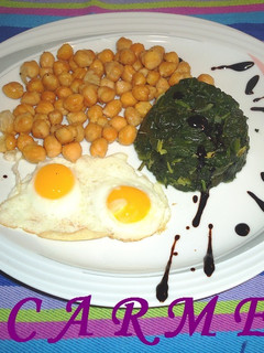 Una foto de Espinacas salteadas con garbanzos fritos y huevos de codorniz
