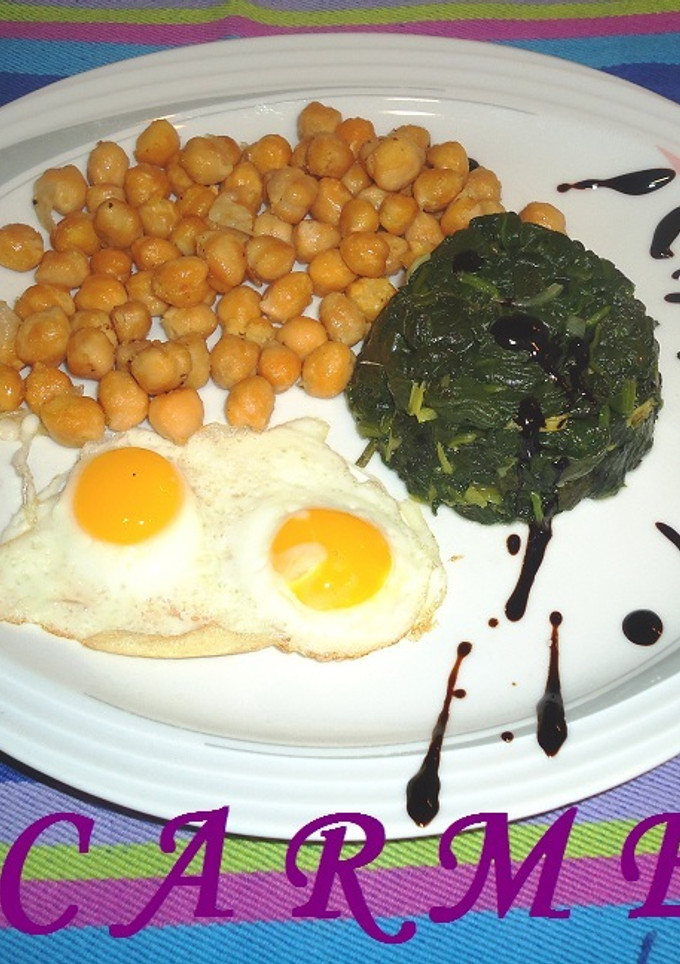 Una foto de Espinacas salteadas con garbanzos fritos y huevos de codorniz