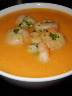 Una foto de Crema de puerros y calabaza con langostinos