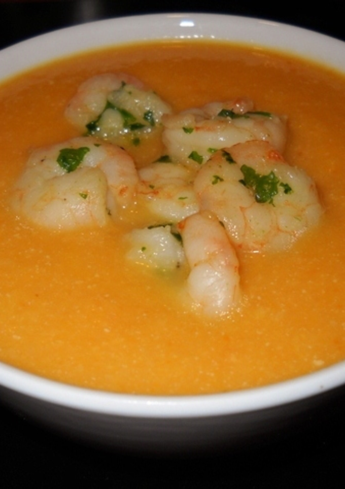 Una foto de Crema de puerros y calabaza con langostinos