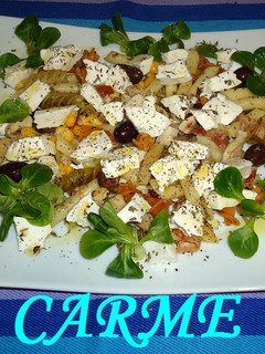 Una foto de Ensalada tibia de pasta, pollo y queso fresco