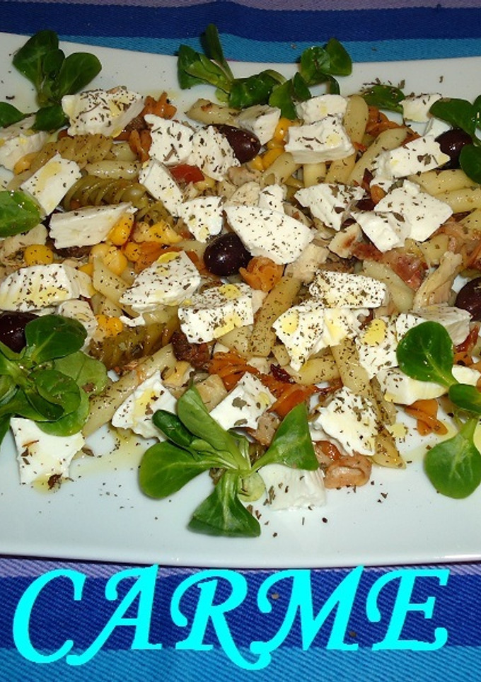 Una foto de Ensalada tibia de pasta, pollo y queso fresco