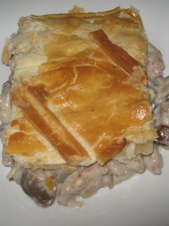 Una foto de Hojaldre relleno de solomillo y setas