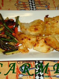 Una foto de Merluza rebozada con salteado de verduras