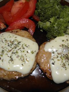 Una foto de Hamburguesas caseras de carne vacuna, pollo y cerdo