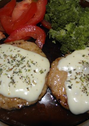Una foto de Hamburguesas caseras de carne vacuna, pollo y cerdo
