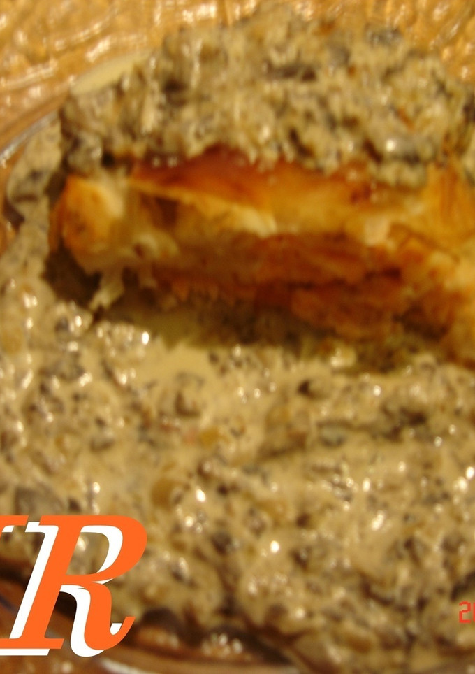 Una foto de Crujiente de salmón con salsa de champiñones