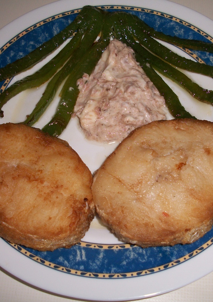 Una foto de Merluza con pimientos y salsa de atún