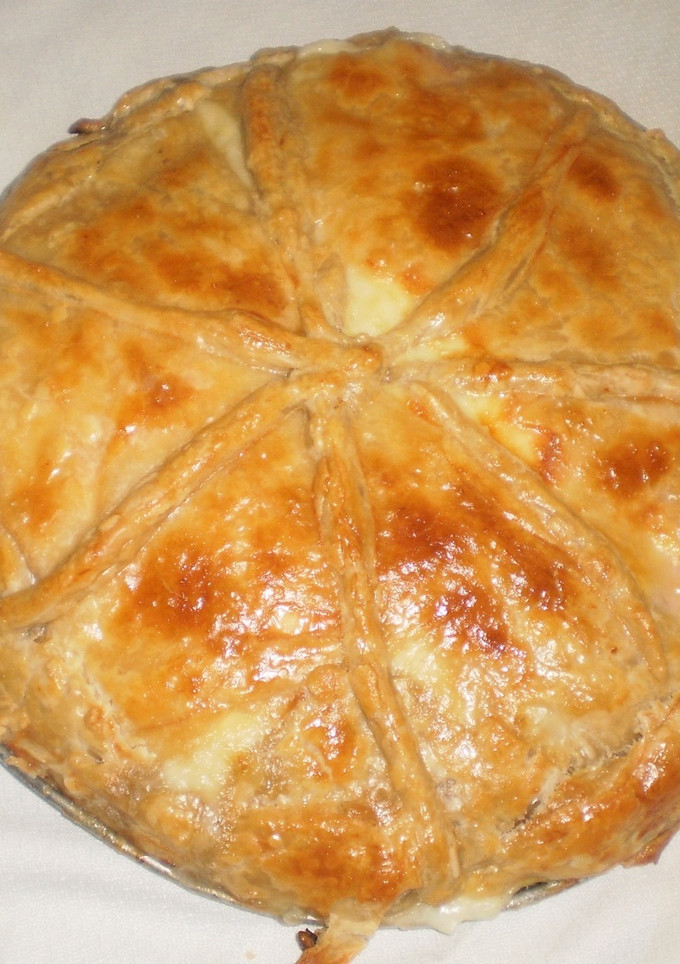 Una foto de Hojaldre relleno de jamón y queso