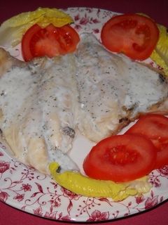 Una foto de Dorada con salsa de hierbas provenzales y ajo