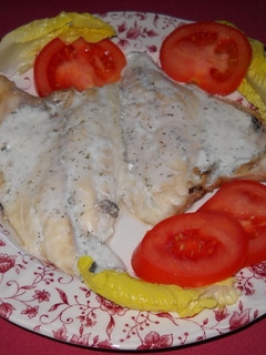 Una foto de Dorada con salsa de hierbas provenzales y ajo