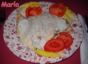 Una foto de Dorada con salsa de hierbas provenzales y ajo