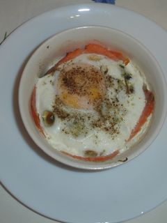 Una foto de Huevos en cocotte con salmón y champiñones