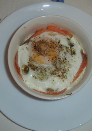 Una foto de Huevos en cocotte con salmón y champiñones