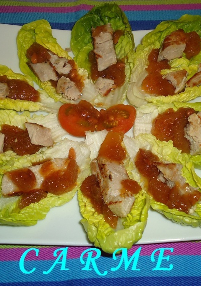 Una foto de Ensalada de atún fresco, cogollo de lechuga y chutney de higos