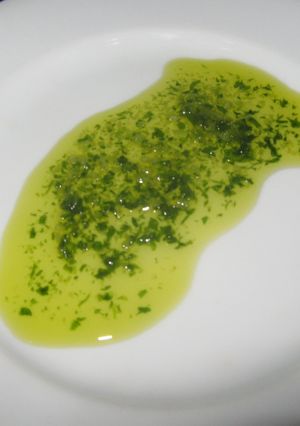 Una foto de Aderezo de aceite, ajo y perejil