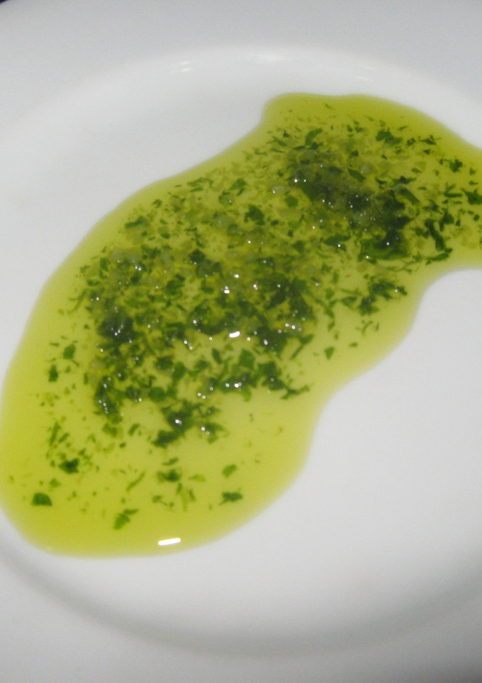 Una foto de Aderezo de aceite, ajo y perejil