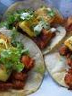 Una foto de Tacos al pastor con achiote