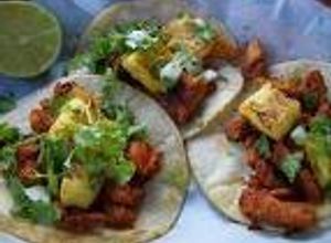 Una foto de Tacos al pastor con achiote