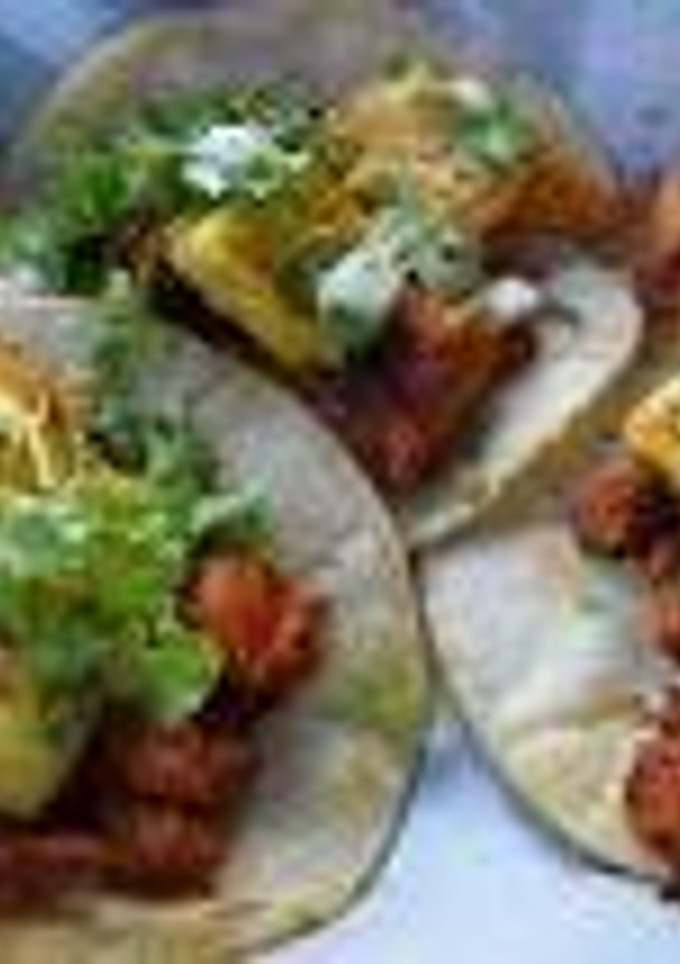 Una foto de Tacos al pastor con achiote