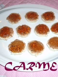 Una foto de Canapés de paté de trufa negra y jalea de lima
