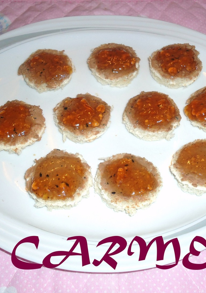 Una foto de Canapés de paté de trufa negra y jalea de lima